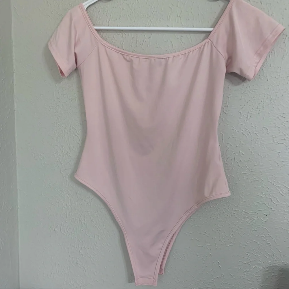 ❇️3/$30❇️ EUC Light Pink Off Shoulder Short Sleeve Stretchy Bodycon Bodysuit Top - Picture 6 of 8
